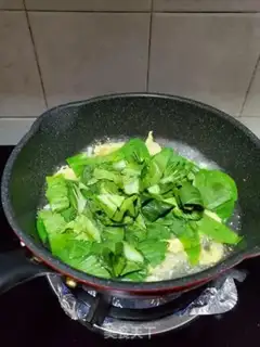 Make A green egg soup step 4