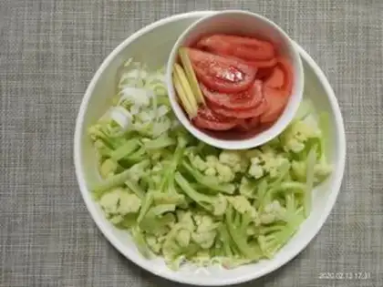 Make Tomato fried flowers step 1