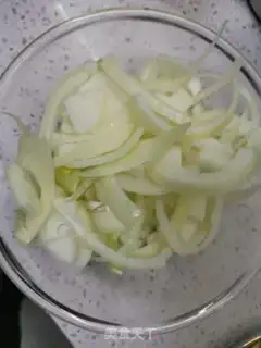Make Onion fried eggs step 1
