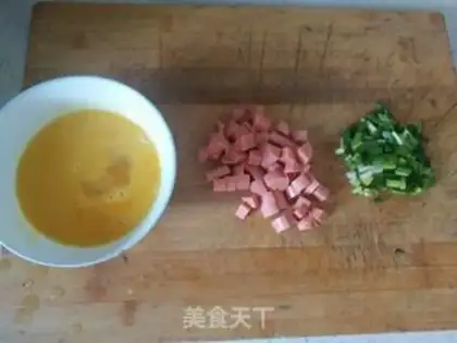 Make Ham eggs for rice step 1