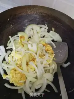Make Onion fried eggs step 4