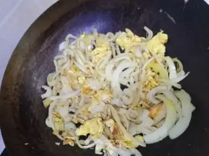 Make Onion fried eggs step 5