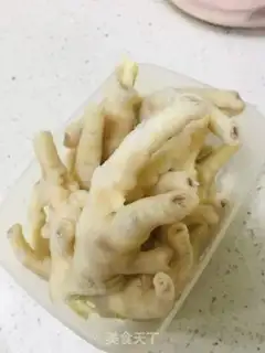 Make The feet of a halogened chicken step 0