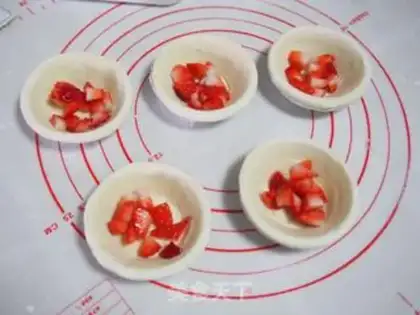 Make Butterless strawberries and eggs step 1