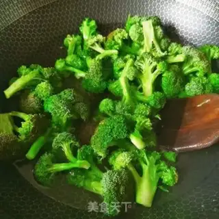 Make Garlic broccoli step 1