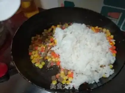 Make Black pepper beef sausage fried rice step 9