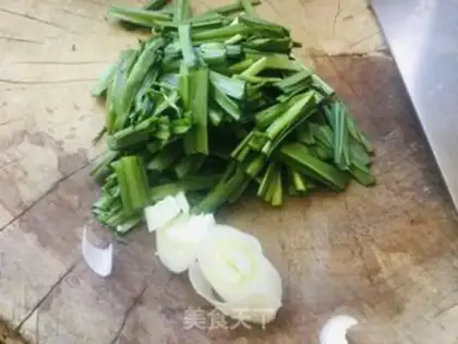 Make Spaded fried eggs step 1