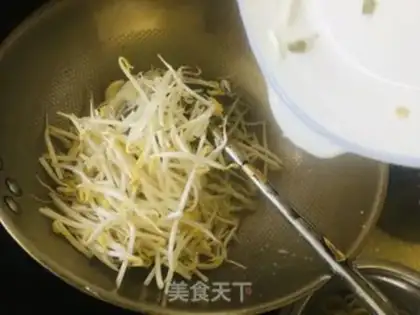 Make Spaded fried eggs step 4