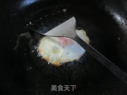 Make Eggs burning sea mushrooms step 1