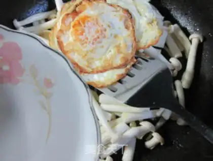 Make Eggs burning sea mushrooms step 3