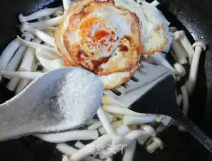 Make Eggs burning sea mushrooms step 5