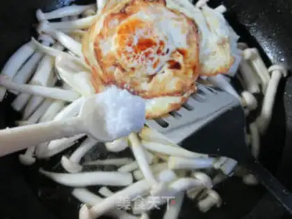 Make Eggs burning sea mushrooms step 6