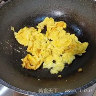 Make Scrambled eggs step 1