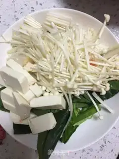 Make Tomato egg oak soup step 0