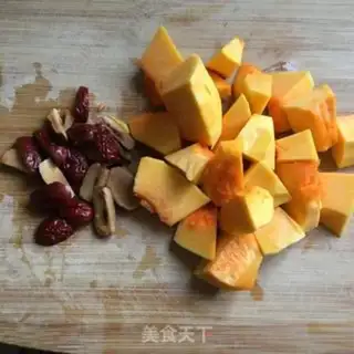 Make Pumpkin red date soy sauce step 1