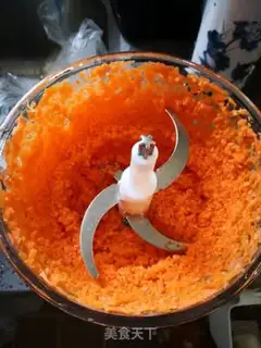 Make Scrambled eggs and carrots step 2