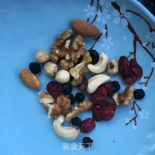 Make A nut yogurt apple step 1