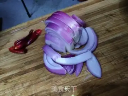 Make Spicy shrimp from a dry pot step 1