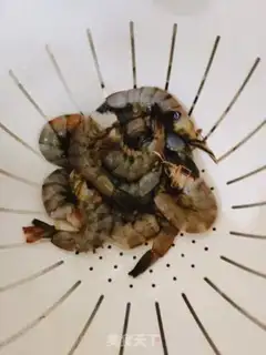 Make Spicy shrimp from a dry pot step 2