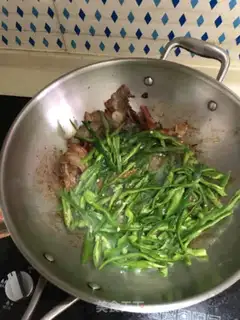 Make Five flowers with green pepper step 2