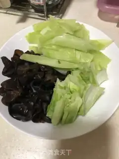 Make Dry peppers and wooden ears step 0