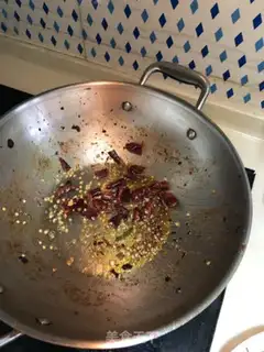 Make Dry peppers and wooden ears step 1