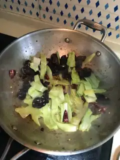 Make Dry peppers and wooden ears step 2