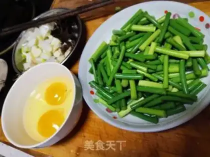 Make Garlic fried eggs step 0