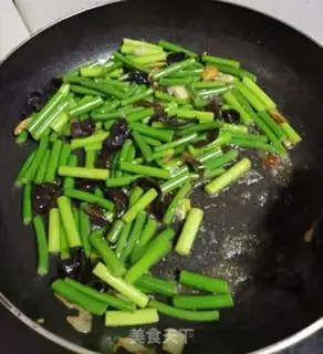 Make Garlic fried eggs step 1