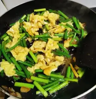 Make Garlic fried eggs step 2