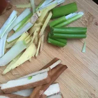 Make Celery fried beans step 3