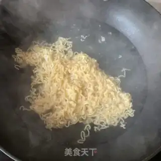 Make Egg and ham fried noodles step 1