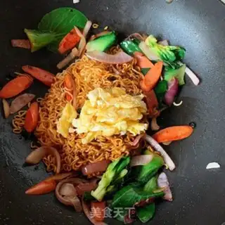 Make Egg and ham fried noodles step 4