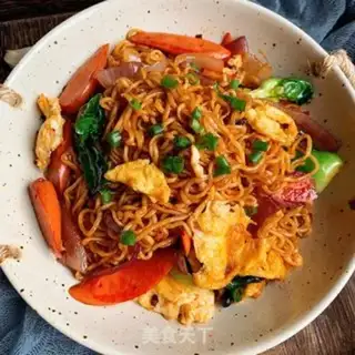 Make Egg and ham fried noodles step 5