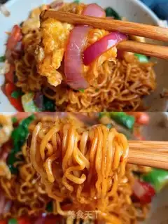 Make Egg and ham fried noodles step 6