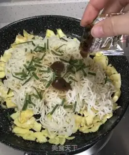Make Soy sauce and egg noodles step 6
