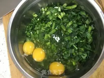 Make Shrimp-covered eggs step 1
