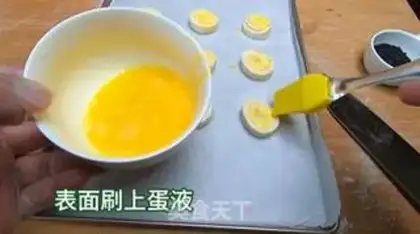 Make Hand-picked banana rolls step 3