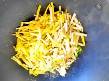 Make Garlic fried eggs step 4