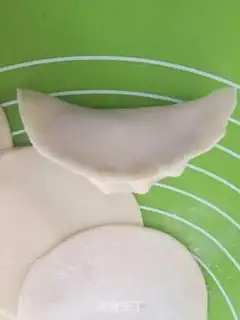 Make Big cabbage pork dumplings step 4