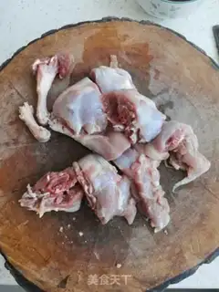 Make Monkey mushrooms, duck leg soup step 1