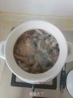 Make Monkey mushrooms, duck leg soup step 3