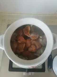 Make Monkey mushrooms, duck leg soup step 4