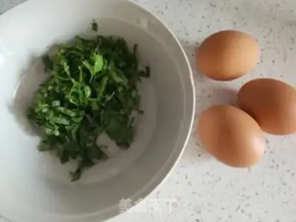 Make Celery leaves and fried eggs step 0