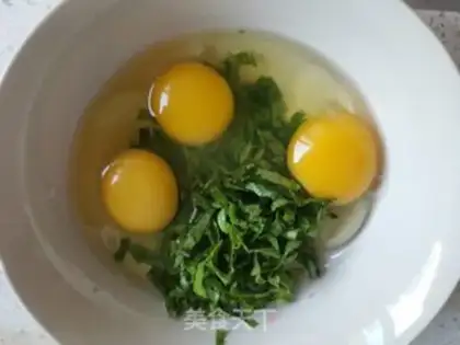 Make Celery leaves and fried eggs step 1