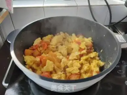 Make Tomato fried eggs step 8