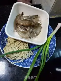 Make Shrimp onions, sour noodles step 0