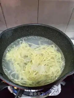Make Shrimp onions, sour noodles step 1