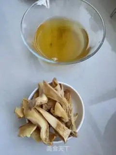 Make The chicken soup with dried mushrooms step 1