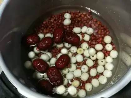 Make Red bean-tree Lotus soup step 1